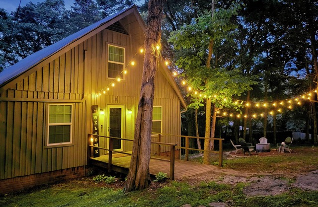 Scenic Views, king bed, Quiet Retreat, Projector Room with 2 Canine Friends