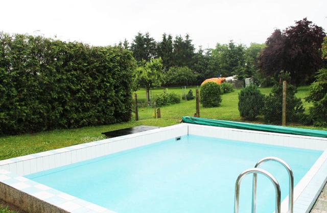 Joli deux-pièces avec piscine dans le jardin