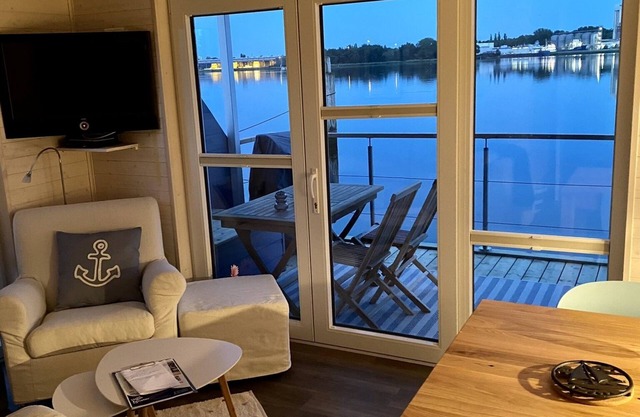 Schönes Hausboot in der Nähe von Lübeck Unsere Snowbird mit Traumhaftem Trave