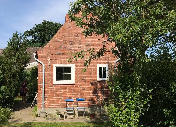 Schoenes-Ferienhaus-mit-Garten-Mid-Century-Moebeln-in-Strand-naehe-Avendorf