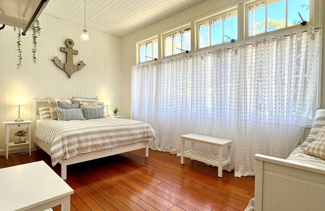 Schoolhouse Somerset Dam - Sleeps 16!!!
