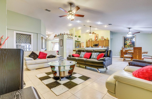 Screened Patio & Hot Tub: Port St Lucie Home!