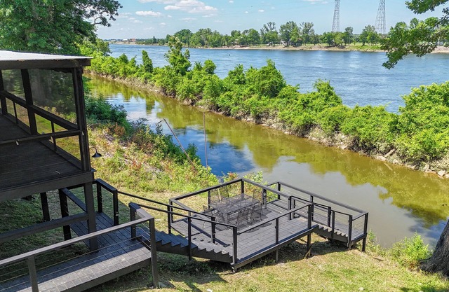 Screened Patio on Pickwick River- Boat & RV Parking, Fishing Pier- Dogs allowed