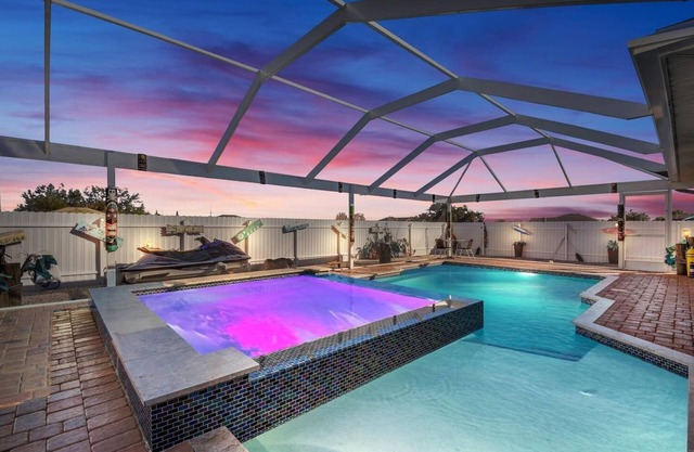 Screened Pool/ spa, Outdoor Kitchen W/ TV's!