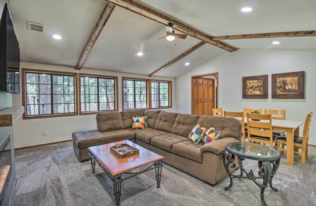 Screened Porch, Fenced Yard: Lakeside Retreat!