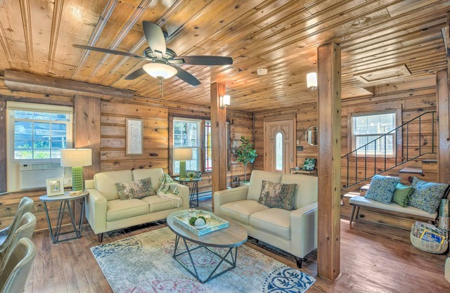 Screened Porch & Grill: Waterfront Landrum Cottage