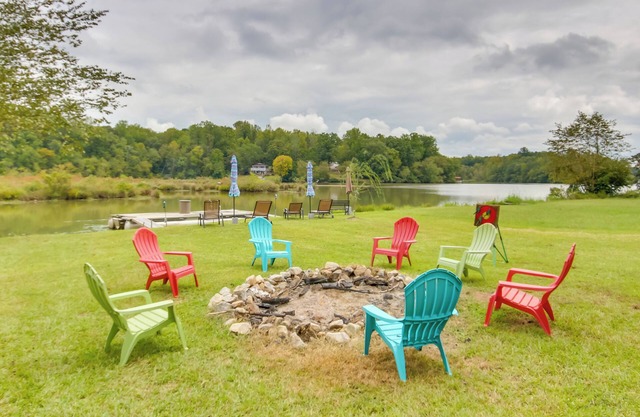 Screened Porch w/ Lake Views: Waterloo Home!