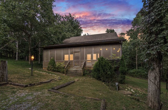 Screened Porch w/Swing, Fire Pit, Grill & Deck