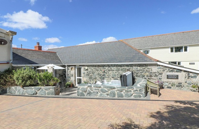 SCRUMPY, pet friendly, with pool in Mullion