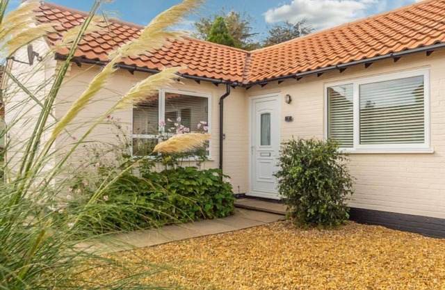 Ce super bungalow propose un hébergement moderne avec un jardin entièrement clos.
