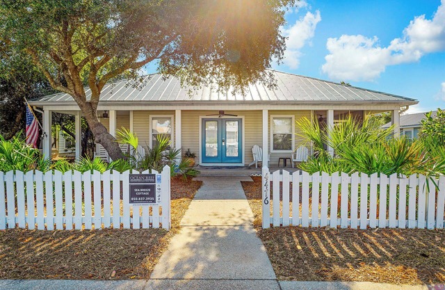 Sea Breeze Cottage - Crystal Beach Cottages, Destin, Community Pool, Near Beach!