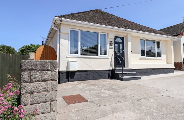 SEA BREEZE COTTAGE, family friendly, with a garden in Prestatyn