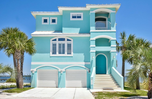 Sea Breeze-Private home w/dock, pool, tennis, 2 min walk to beach!