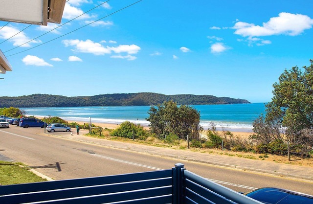 Sea Breeze Retreat - Beach front