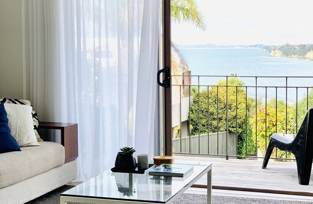 Sea Breeze - Stunning Views in a Modern Auckland Northshore Holiday Home