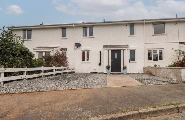 SEA CLIFF, pet friendly, with hot tub in Morfa Nefyn