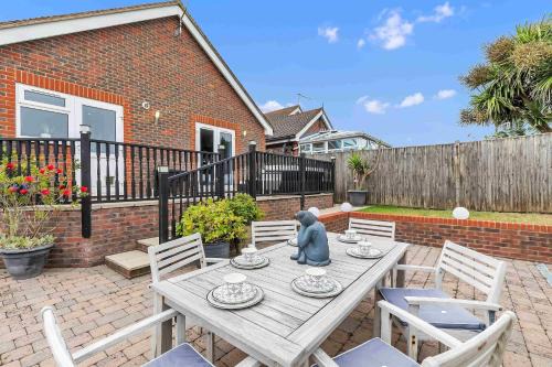 Sea Downs House with Free Parking By My Getaways