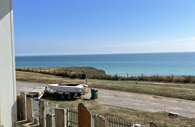 Sea Facing 2BD Terraced Home - Telscombe Cliffs
