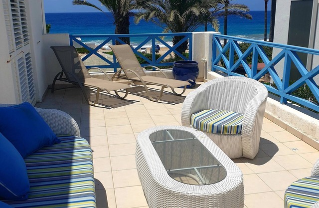 Villa frente al mar cerca de Paphos, 4 habitaciones y jacuzzi