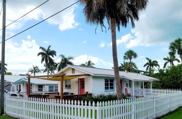 Sea Glass Cottage in the Historic Village of Cortez