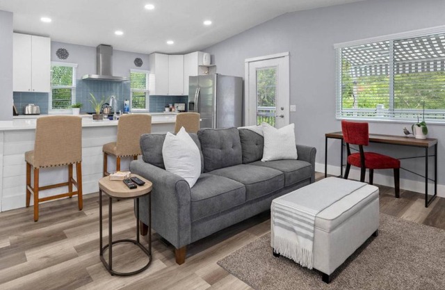 Sea Glass Cottage - minutes to Downtown St Pete and the beaches