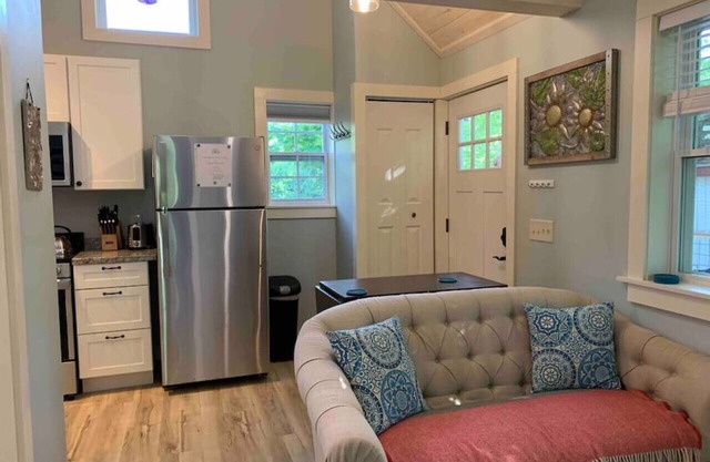 Sea Glass Cottage- New, Peaceful, Path to Beach