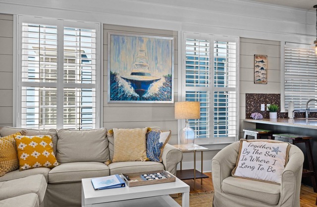 Sea Glass- Walking Distance to Front Street and it's Pet Friendly!