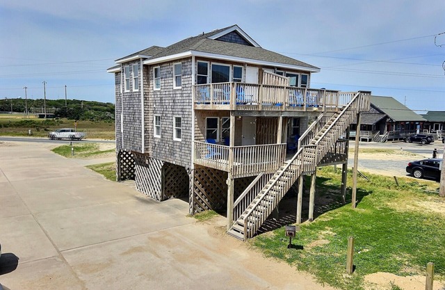 Sea Horse- Oceanside- Only a short Walk to Beach- Community Pool & Spa