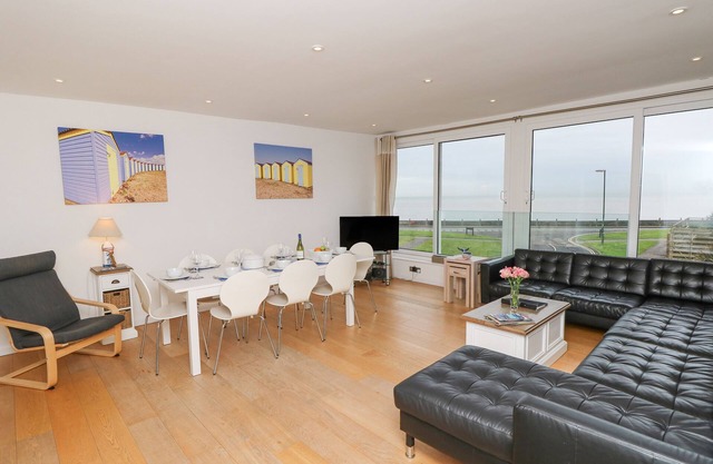 SEA HOUSE, character holiday cottage, with a garden in Rustington