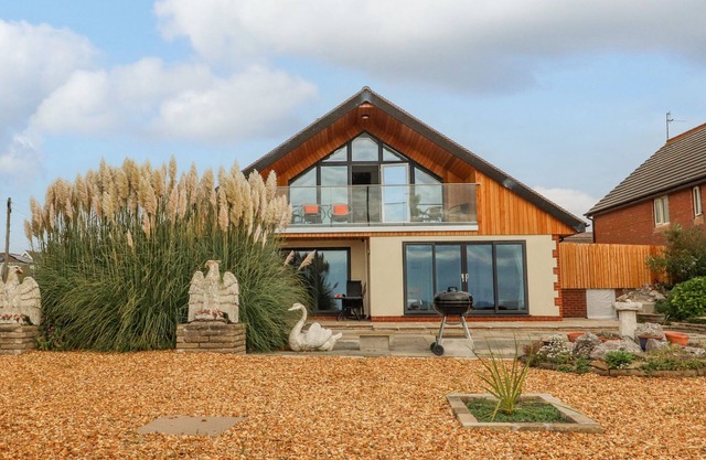 SEA LA VIE, pet friendly, country holiday cottage in Lytham St. Annes