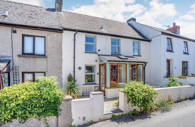 SEA PICKLE COTTAGE, pet friendly in Llangwm, Pembrokeshire