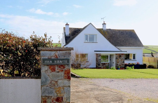 Sea Reach, Thurlestone in South Devon, sleeps 8, sea views and beaches close by