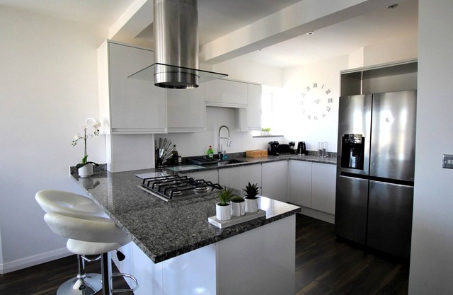 Sea Road 5 - Beachfront 2 Bedroom Apartment