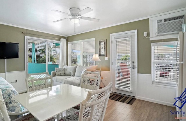 Sea Rocket 15 N Redington Beach NOUVELLEMENT décorée au deuxième étage avec vue sur le Roi Lit avec efficacité WIFI gratuit et parking
