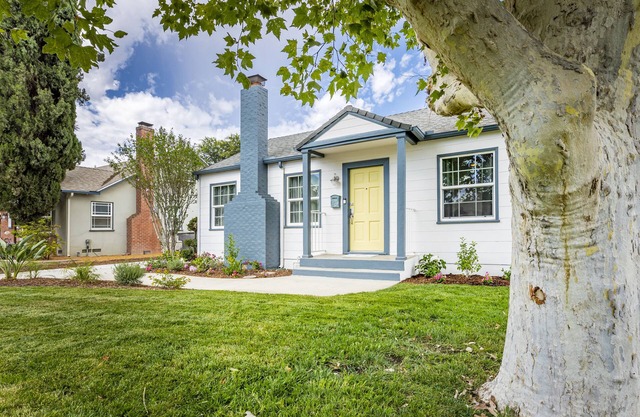 Charming Sea Shell Cottage - close to Downtown Riverside