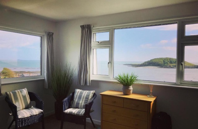 Sea Spirit - Sweeping Sea Views first floor spacious modern apartment in Looe- with FREE parking!