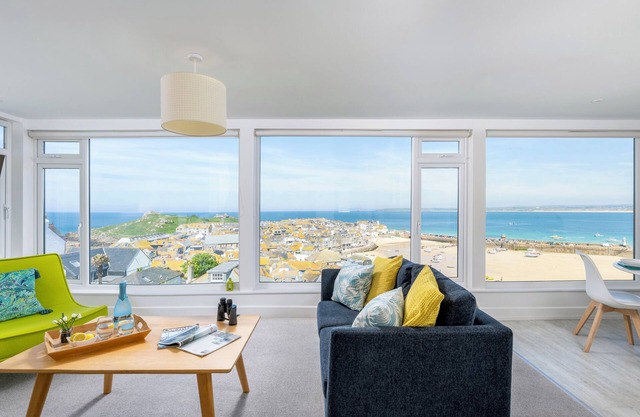 Sea Spirit with best views panoramic of St Ives ever! Within walking distance of heart of St Ives and beaches. Allocated parking. Free WiFi.