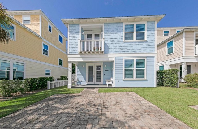 Sea Suite - Large hot tub with an easy walk to the beach