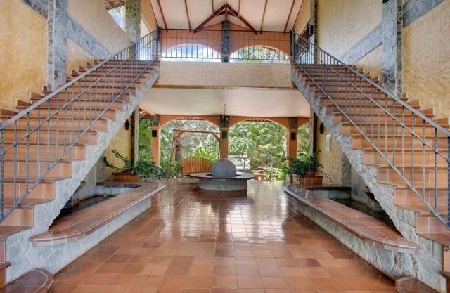 Lovely 1 bedroom loft w/pool access - 5 min from the beach