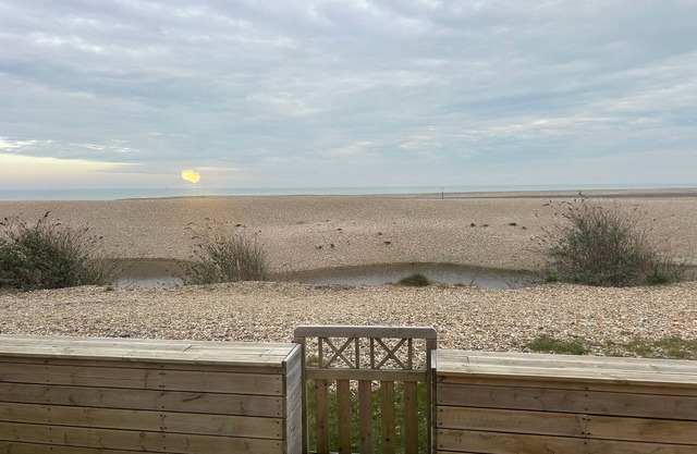 Sea Urchins Bungalow on Pagham Beachfront sleeps up to 8, Pet Friendly