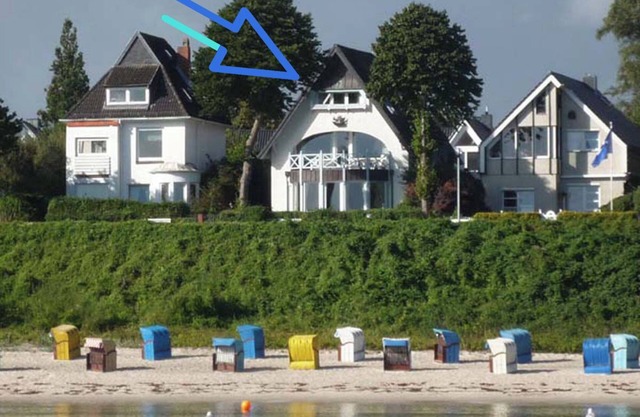 Sea view and beach on the doorstep: Ostsee-Strandvilla Schilksee, top floor vacation apartment