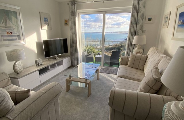 Appartement vue mer avec balcon et jardins.