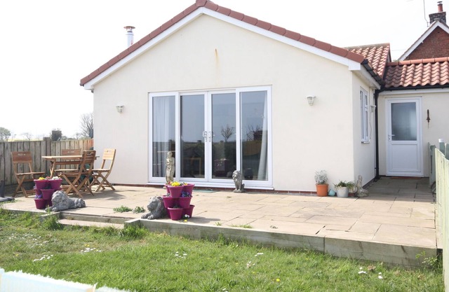 Ce bungalow avec vue sur la mer est spacieux et décloisonné.