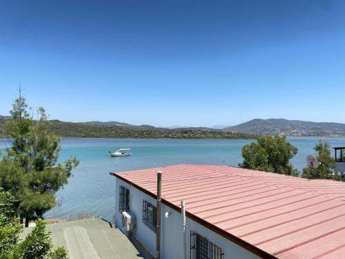 Sea View Getaway 2BR Flat Walk to Shorelin