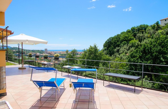 Maison avec vue sur la mer, terrasse, jardin, parking.Cin: IT010015C2JQ7Z6UKJ