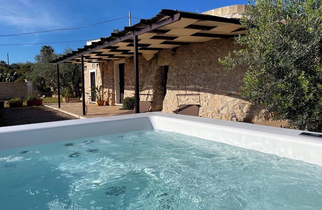 Sea view trullo with jacuzzi in Marina di Felloniche