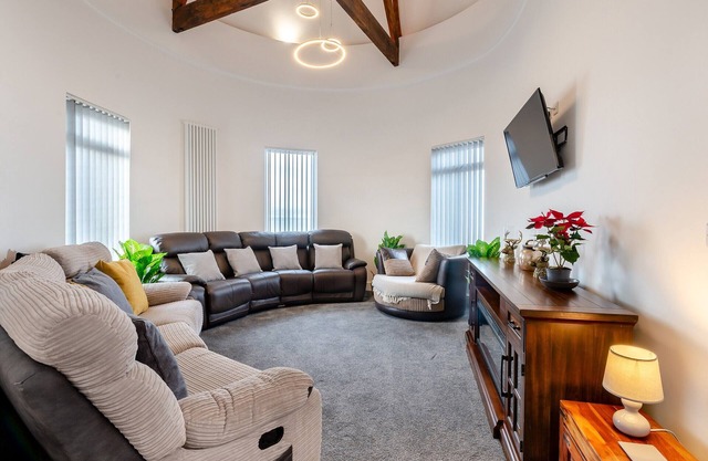 Sea View Penthouse - Regency Mansion