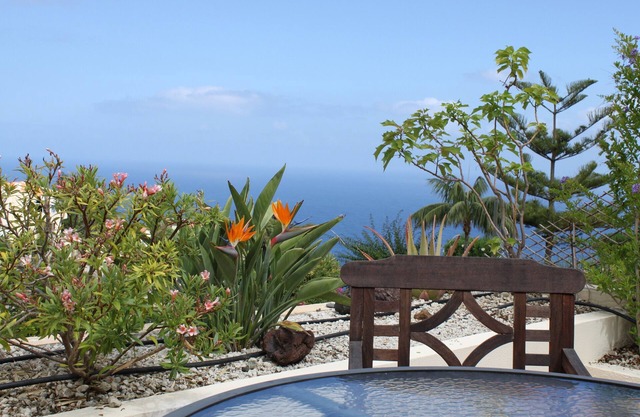 Vue sur la mer, la tranquillité, la nature et les avantages d'un hôtel 4 étoiles à long terme