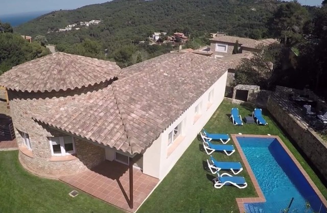 Vue sur la mer + piscine privée, internet wifi, jardin avec pelouse, parking et garage