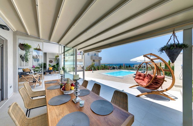 Sea view villa with pool close to the beach